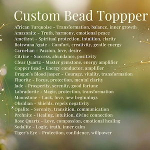 Pode incluir: Uma lista intitulada Custom Bead Topper apresentando v&aacute;rias pedras preciosas e materiais, incluindo turquesa africana, amazonita, ametista, &aacute;gata do Botswana, cornalina, citrino, quartzo transparente, conta de cobre, jaspe sangue de drag&atilde;o, fluorita, jade, labradorita, pedra da lua, obsidiana, opalita, prehnita, quartzo rosa, sodalita e olho de tigre.