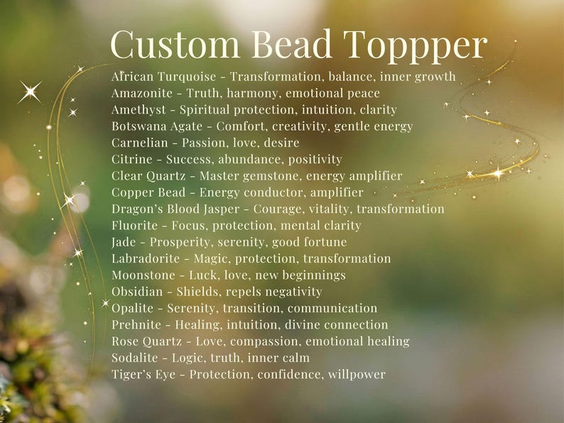 Pode incluir: Uma lista intitulada Custom Bead Topper apresentando v&aacute;rias pedras preciosas e materiais, incluindo turquesa africana, amazonita, ametista, &aacute;gata do Botswana, cornalina, citrino, quartzo transparente, conta de cobre, jaspe sangue de drag&atilde;o, fluorita, jade, labradorita, pedra da lua, obsidiana, opalita, prehnita, quartzo rosa, sodalita e olho de tigre.