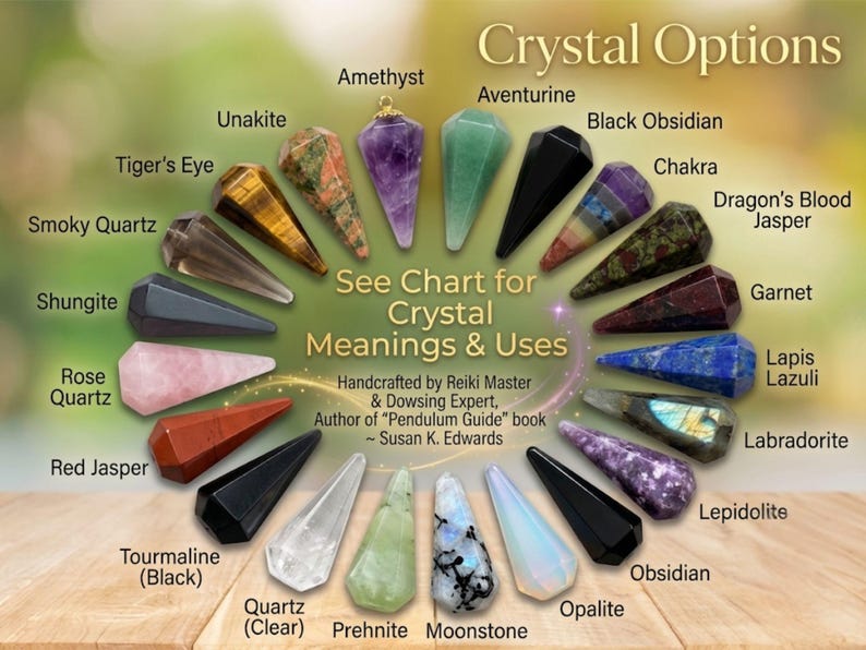 Pode incluir: Uma cole&ccedil;&atilde;o de vinte e um p&ecirc;ndulos de cristal pontiagudos dispostos em c&iacute;rculo. As pedras incluem ametista, aventurina, obsidiana preta, chakra, jaspe sangue de drag&atilde;o, granada, l&aacute;pis-laz&uacute;li, labradorita, lepidolita, obsidiana, opalita, pedra da lua, prehnita, quartzo claro, turmalina preta, jaspe vermelho, quartzo rosa, shungita, quartzo fum&ecirc;, olho de tigre e unakita. Texto: Crystal Options, See Chart for Crystal Meanings & Uses, Handcrafted by Reiki Master & Dowsing Expert, Author of Pendulum Guide book ~ Susan K. Edwards.