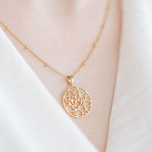 Personalised Birth Flower Necklace | Silver Birth Flower Necklace | Gold Birth Flower Pendant | Birth Flower Jewellery | Gift for Mum