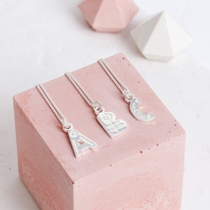 Collar inicial escandinavo / Collar de cartas / Colgante inicial / Joyería inicial / Collar inicial de plata / Joyería inspirada en Scandi