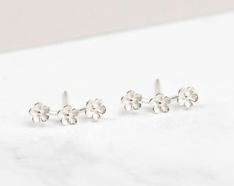 Sterling Silber Blumen Ohrringe | Dreifach Blumen Ohrstecker | Zierliche Daisy Ohrstecker | Silber Blumen Ohrstecker | Blumen Schmuck | Daisy Ohr Kletterer