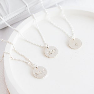 Colar com inicial de prata | Colar com letra de prata estampada à mão | Colar com disco personalizado | Colar com disco gravado | Inicial estampada à mão