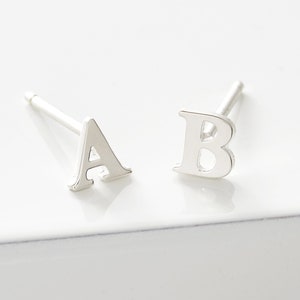 Tachuelas iniciales de plata de ley / Pendientes iniciales / Tachuelas de letra de plata / Pendientes de tachuelas iniciales / Pendientes minimalistas / Tachuelas personalizadas