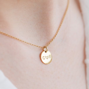 Colar com iniciais douradas | Colar com letras douradas estampadas à mão | Colar com disco personalizado | Iniciais de casais | Colar com iniciais estampadas à mão