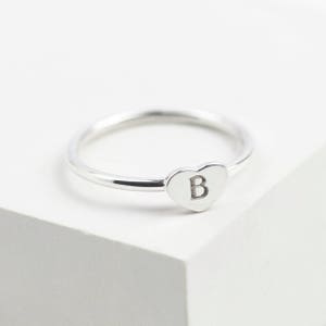 Anillo inicial del corazón de plata esterlina / Anillo inicial de plata / Anillo inicial de oro / Anillo del corazón de plata / Anillo personalizado / Anillo de letra de plata
