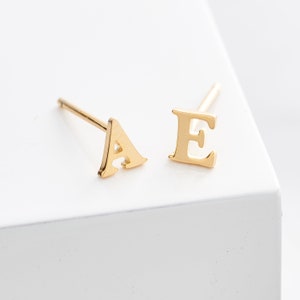 Tachuelas iniciales de oro / Pendientes iniciales / Tachuelas de oro diminutas / Pendientes de tachuelas iniciales / Tachuelas minimalistas / Tachuelas de letras de oro / Tachuelas personalizadas