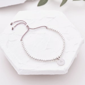 Pulseira inicial em prata esterlina | Pulseira estampada à mão | Pulseira de cordão personalizada | Pulseira com miçangas de prata | Pulseira de empilhamento inicial