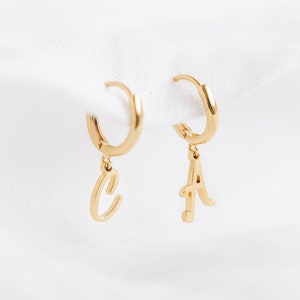 Pendientes de aro con inicial / Pendientes delicados con inicial / Pendientes de aro con inicial personalizados / Pendientes de aro con inicial de oro / Pendientes de letra de oro / Fuente cursiva