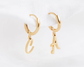 Personalisierte Huggie-Ohrringe mit 18 Karat Vergoldung oder Sterlingsilber