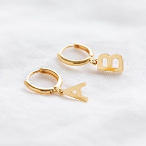 Pendientes de aro con inicial / Pendientes delicados con inicial / Pendientes de aro con inicial personalizados / Pendientes de aro con inicial de oro / Pendientes con letras de oro / Fuente moderna