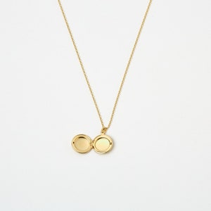 Gouden medaillonketting ronde mini medaillon gouden sieraden foto medaillonketting amulet gouden ketting afbeelding 2