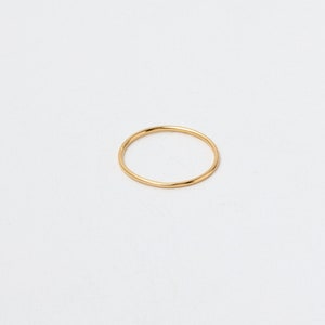 Könnte beinhalten: Ein einfacher Goldring.