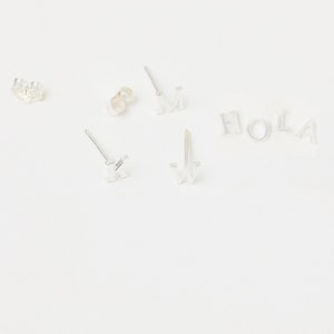 Pendientes mini letras iniciales letra oro o plata pequeños pendientes pendientes joyería de letras