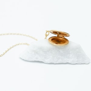 Goldene Medaillonkette Ovales Mini Medaillon Goldschmuck Fotomedaillon Kette Amulett Goldkette Bild 2