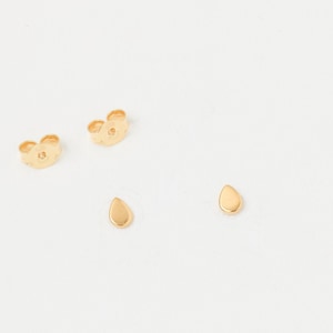 Ein Paar Mini Ohrstecker Tropfen Drop Stacks