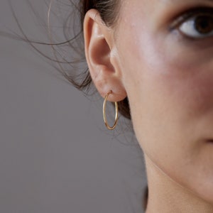 333er Creolen ein Paar Ohrringe Kleine Echtgold Hoops Small Huggies Ohrschmuck Ohrringe Goldcreolen 333er 333 8 kt Gold Wasserfest