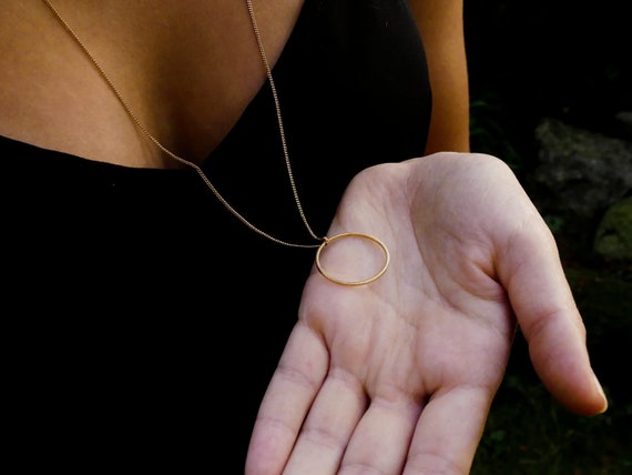 Kreis Circle Lange Kette mit einem großen Ring Disc Gold Goldkette  Goldplättchen Goldkette Kreiskette Ringkette