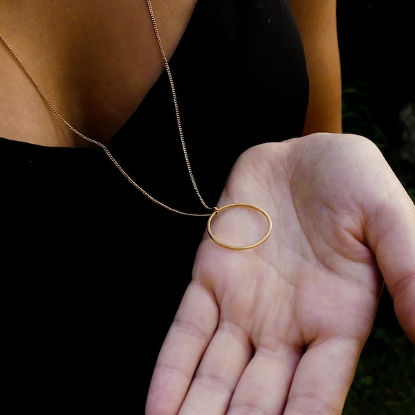 Kreis Circle Lange Kette mit einem großen Ring Disc Gold  Goldkette Goldplättchen Goldkette Kreiskette Ringkette