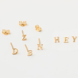 Mini orecchini a bottone con lettere iniziali lettera oro o argento piccoli orecchini a bottone orecchini gioielli con lettere