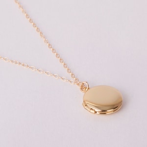 Golden Necklace with a round Medaillon Photo Locket Tiny Locket Necklace Golden Necklace zdjęcie 4