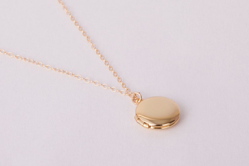 Golden Necklace with a round Medaillon Photo Locket Tiny Locket Necklace Golden Necklace zdjęcie 4