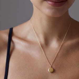 Gouden medaillonketting ronde mini medaillon gouden sieraden foto medaillonketting amulet gouden ketting afbeelding 6