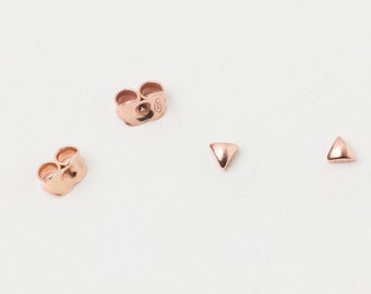 Un par de mini aretes triángulo dorado aretes triángulo aretes aretes triángulo en oro minimalista