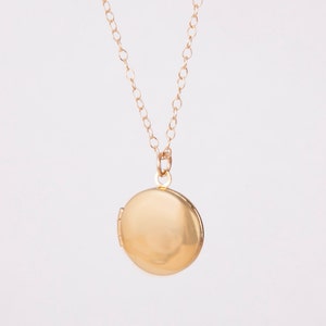 Golden Necklace with a round Medaillon Photo Locket Tiny Locket Necklace Golden Necklace zdjęcie 5