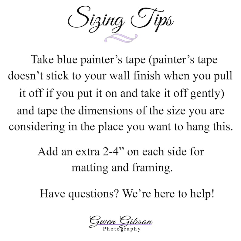 K&ouml;nnte beinhalten: Wei&szlig;er Hintergrund mit Text in Schreibschrift: &bdquo;Sizing Tips&ldquo;. Anweisungen empfehlen die Verwendung von Malerkrepp, um die Abmessungen f&uuml;r Kunstwerke zu visualisieren, und 5-10 cm f&uuml;r Passepartout und Rahmen hinzuzuf&uuml;gen. Das Bild enth&auml;lt das Gwen Gibson Photography Logo.