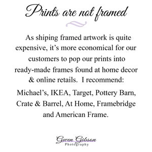 K&ouml;nnte beinhalten: Wei&szlig;er Hintergrund mit dem Text &bdquo;Prints are not framed&ldquo;. Der Text erkl&auml;rt, dass Kunstwerke ungerahmt versendet werden, um Kosten zu sparen. Es werden fertige Rahmen von verschiedenen Einzelh&auml;ndlern empfohlen.