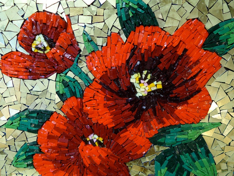 K&ouml;nnte beinhalten: Ein Mosaikkunstwerk mit drei leuchtend roten Blumen mit dunklen Zentren und gelben Akzenten. Die Blumen sind von gr&uuml;nen Bl&auml;ttern umgeben und vor einem Hintergrund aus goldfarbenen Fliesen angeordnet. Die Mosaikarbeit ist eine Nahaufnahme, die die detaillierte Handwerkskunst zeigt.
