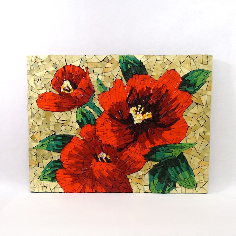 K&ouml;nnte beinhalten: Ein Mosaikkunstwerk mit leuchtend roten Blumen mit dunklen Zentren und gr&uuml;nen Bl&auml;ttern vor einem hellbeigen Hintergrund. Das Mosaik besteht aus kleinen, unregelm&auml;&szlig;ig geformten Fliesen, die ein strukturiertes Aussehen erzeugen. Das Kunstwerk ist rechteckig.