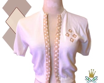 Suéter tipo cárdigan de manga corta con ribete en contraste y apliques de diamantes blancos, años 50, talla pequeña