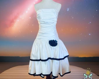 Vestido de satén blanco y negro estilo años 80, corte asimétrico y cintura baja, talla XS