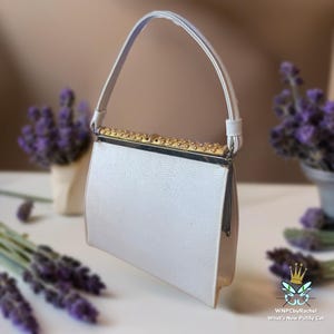 Bolso de mano con cierre de filigrana y lagarto blanco en relieve, años 50