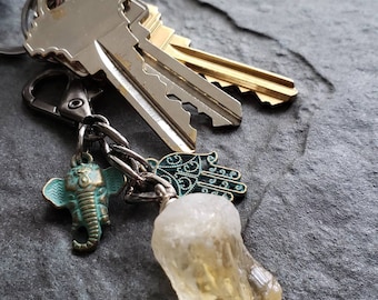 Llavero. Llavero de tono de bronce. Llavero de encanto de piedra preciosa. Llavero Hamsa. Encanto Hamsa. Idea de Regalo. Regalo para un amigo. Llavero de los amantes de los elefantes