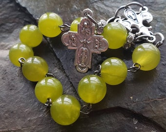 Rosario de protección para el automóvil. Rosario de una década. Rosario de piedras preciosas. Cruz de cuatro puntas. Cuentas de jade de limón. Protección para ventanas del automóvil