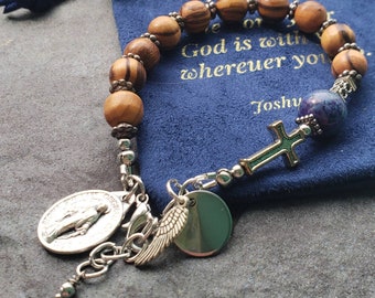 Pulsera de rosario de madera de olivo: regalo de protección católica, dije personalizado