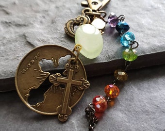 Llavero con cruz de bronce y cuentas de cristal arcoíris - Regalo católico
