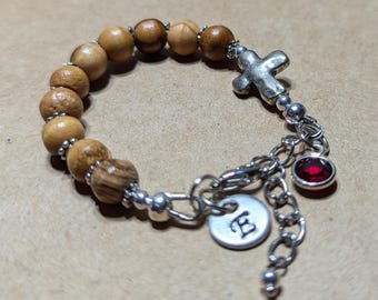 Pulsera de madera de olivo personalizada para bebé, con inicial estampada a mano