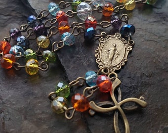 Rosario Arco Iris. 5 Décadas del Rosario Católico. Rosario de Cristal. Regalo de Primera Comunión. Chakra Rosario. Rosario de latón. 7 Colores de Chakra.