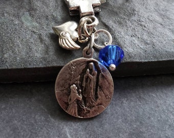 Regalo de Madrina: Llavero Medallón de Nuestra Señora de Lourdes, Ala de Ángel, Cristal Swarovski
