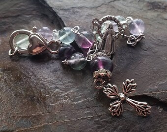 Rosario de fluorita. Rosario de la Medalla Milagrosa. Regalo para madrina. Joyas católicas. Rosario de protección para el coche. Amuleto para la ventana del coche.