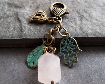 Llavero de chakra de cuarzo rosa, dije de hamsa y pluma