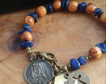 Pulsera de rosario de madera de olivo: piedra preciosa de lapislázuli, dije inicial