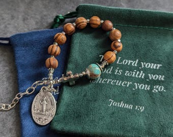Rosario católico de madera de olivo con inicial personalizada, regalo para padrinos.
