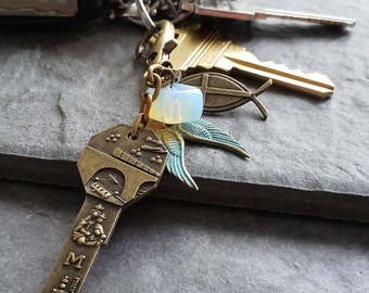 Llavero. Regalo de cuarentena. Llavero de encanto inicial. Medalla Católica . Regalo pandémico. Ala de ángel. Regalo Personolizado. Encanto inicial. Llavero