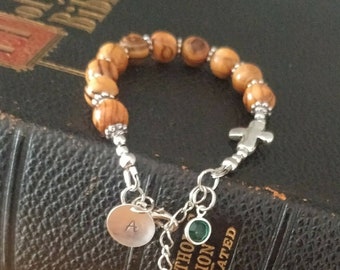 Pulsera de Rosario. Pulsera de madera de olivo. Estampado personalizado a mano. Regalo para Godson.Regalo de la Primera Comunión. Confirmación Regalo Boy.Olive Madera.