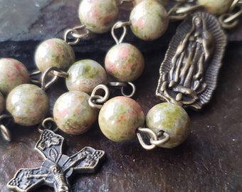 Nuestra Señora de Guadalupe. Rosario de piedras preciosas de una década. Rosario católico. Regalo para madrinas. Regalo para padrinos. Amuleto protector para el automóvil. Rosario para el automóvil